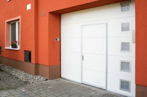 Sekční garážová vrata - Integrované vstupní dveře
